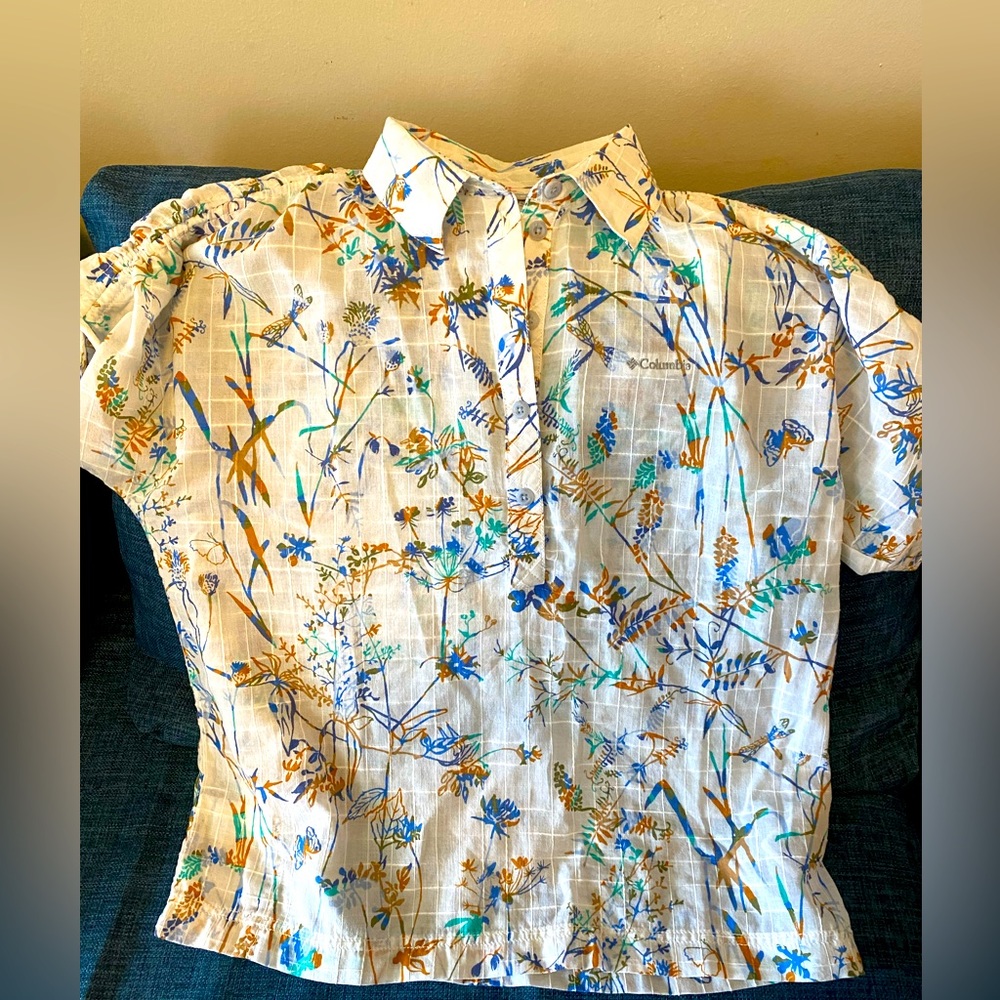 Columbia 3/4 button down shirt. Great for hiking/outdoors or as casual wear.